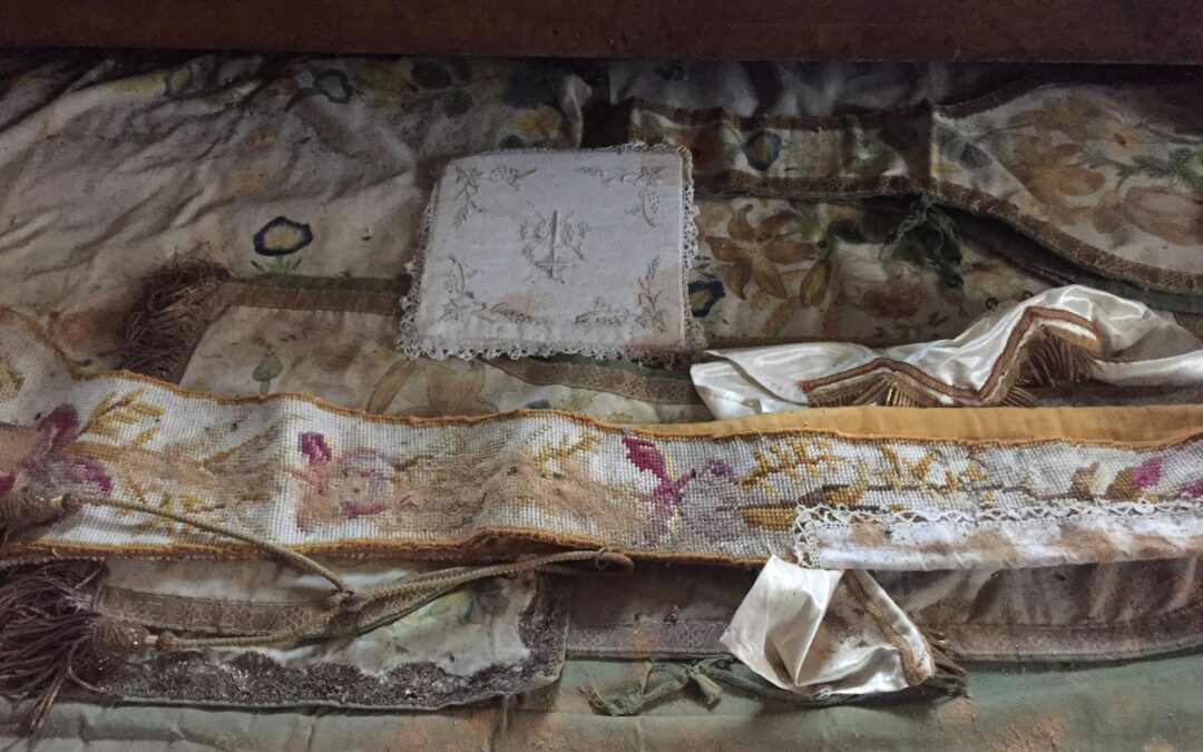 Mise en valeur des chasubles, chapes et autres ornements religieux
